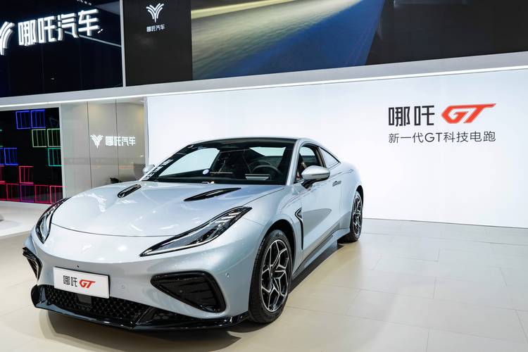 东莞189哪吒汽车在智能汽车领域的表现，领途汽车在新能源汽车市场中的影响力